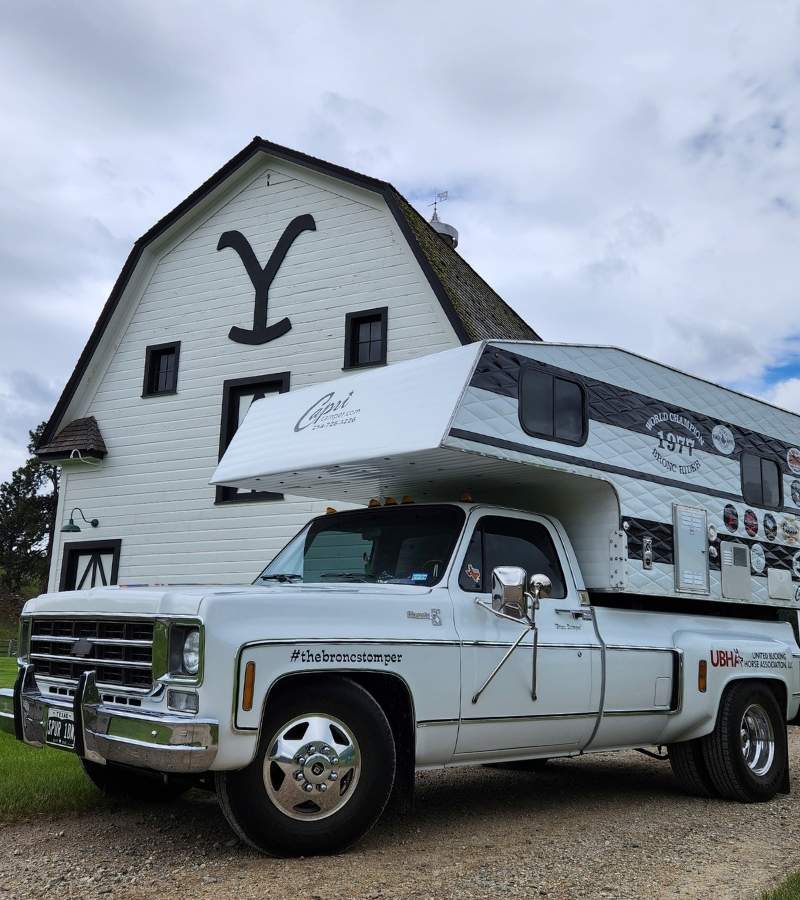 Bronc Stomper Capri Retreat In Fron To F Barn