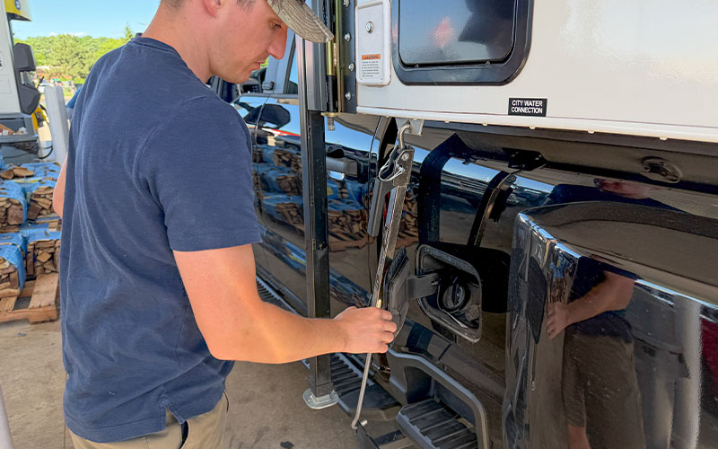 Turnbuckle Blocking Gas Cap