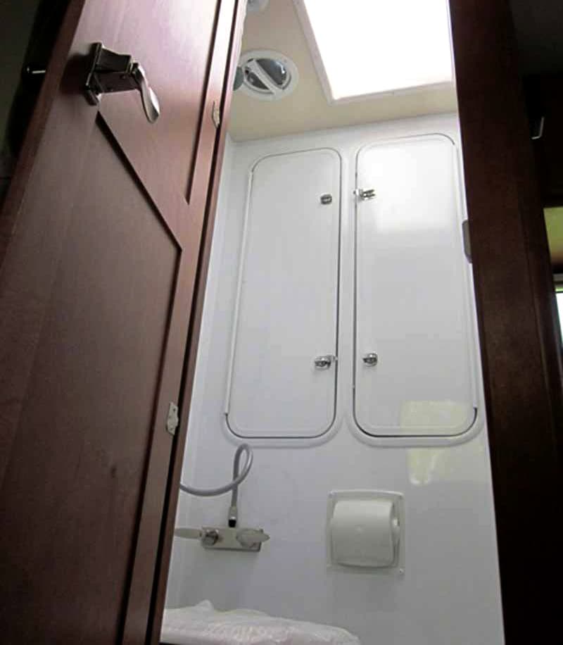 Adventurer 80S bath with exterior compartments