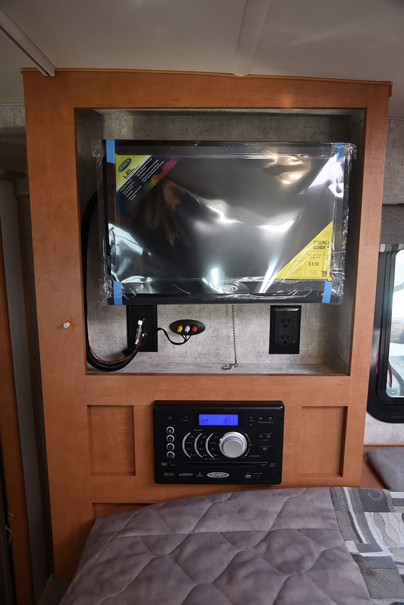 Adventurer 89RBS cabover HDTV stereo