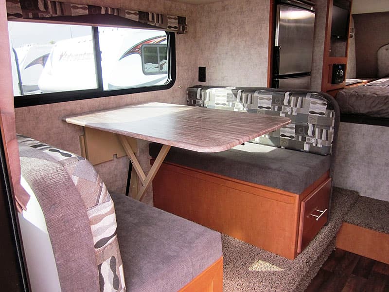 Adventurer 89RBS dinette