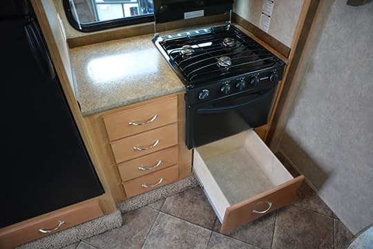 Adventurer-116DS-BIG-INT-KitchenUnderStove