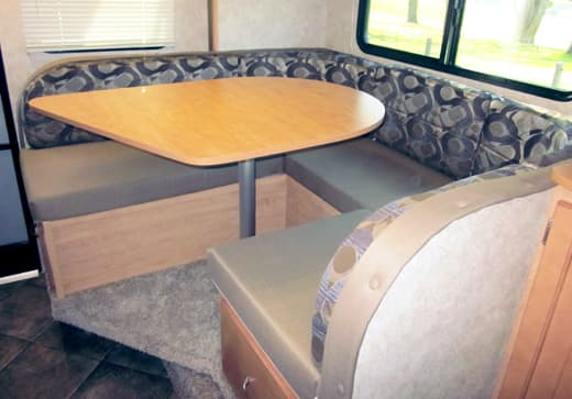 Adventurer-910DB-dinette