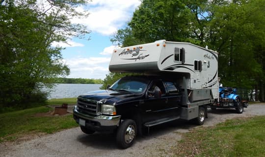 fifth-wheel-full-time-arctic-fox-towing