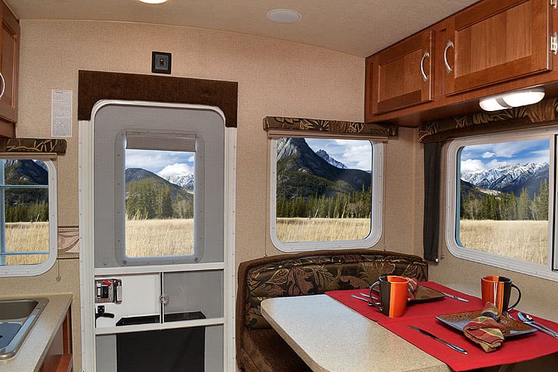 Decor in the 2017 Arctic Fox 865