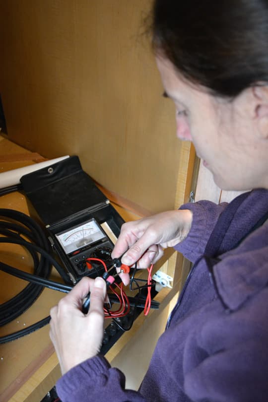 Solar-Controller-multimeter-testing