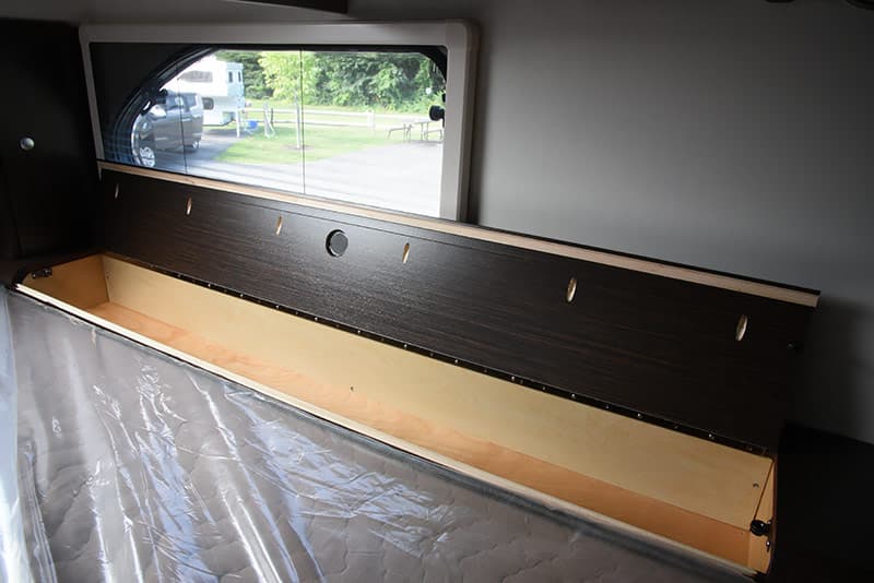 Cirrus 820 cabover storage hamper