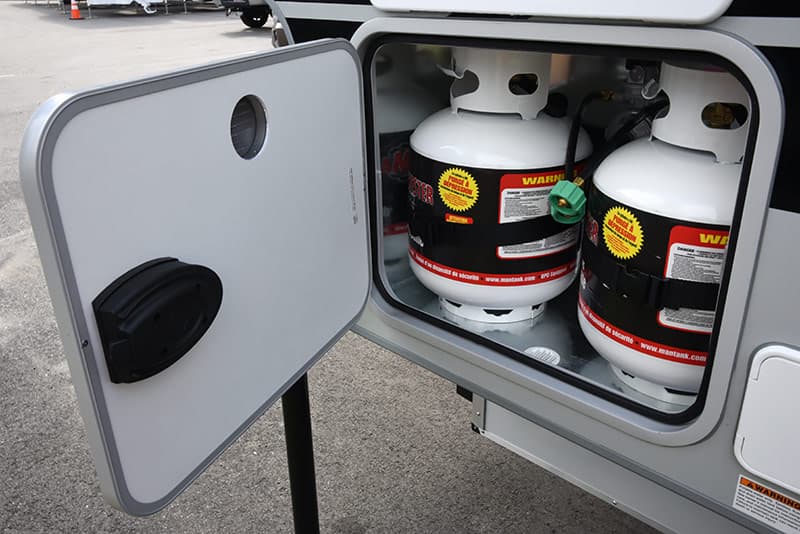 Cirrus 820 two 20-pound propane tanks