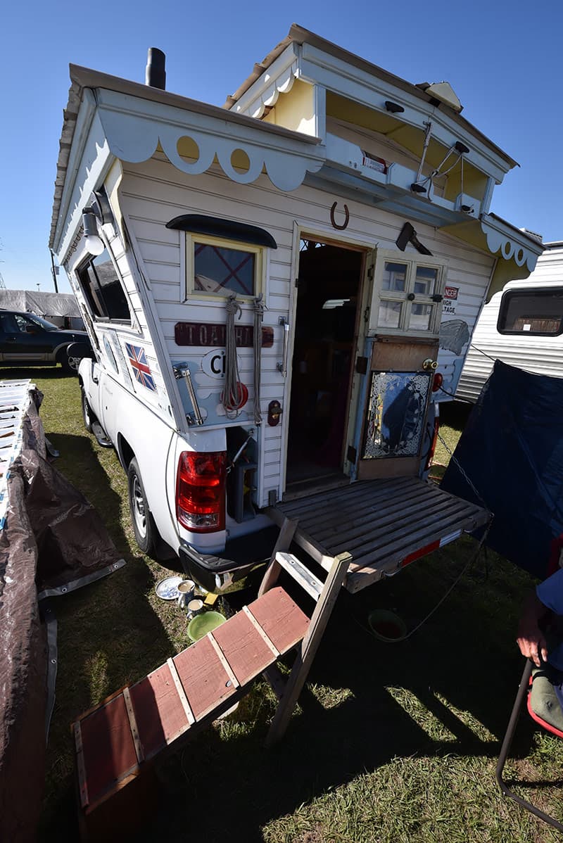 Dog ramp for truck camper