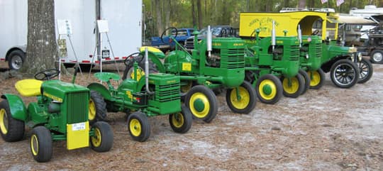 antique-tractors-chainsaws-show-4