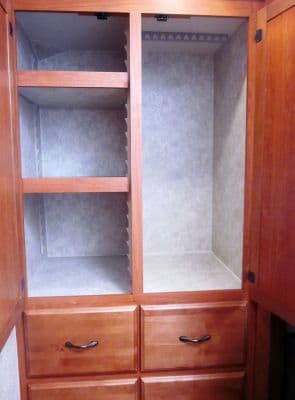 Eagle-Cap-1200-Dressing-room-wardrobe