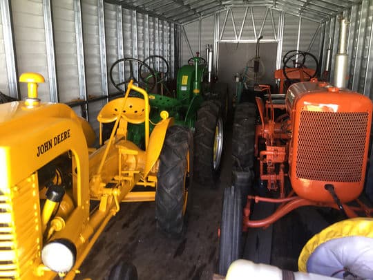 antique-tractors-in-utility-trailer