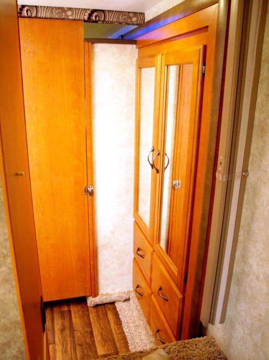 Eagle-Cap-1200-Dressing-room-door-closed