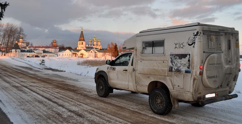 Fixed Cell Camper off-road