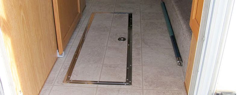 Floor storage compartment door