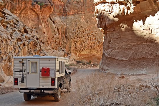 pop-up-camper-family-canyon