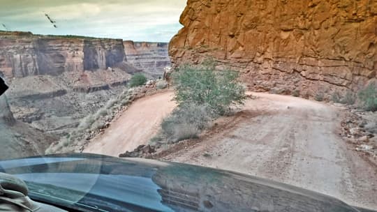 pop-up-camper-family-dirt-road