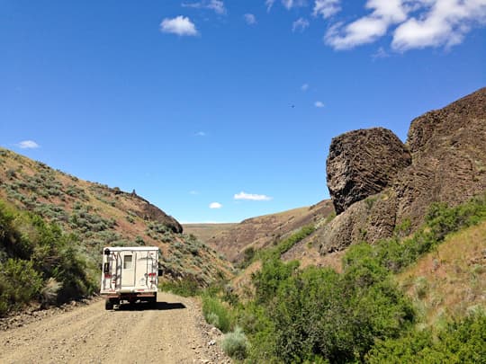 popup-rocks-dirt-road