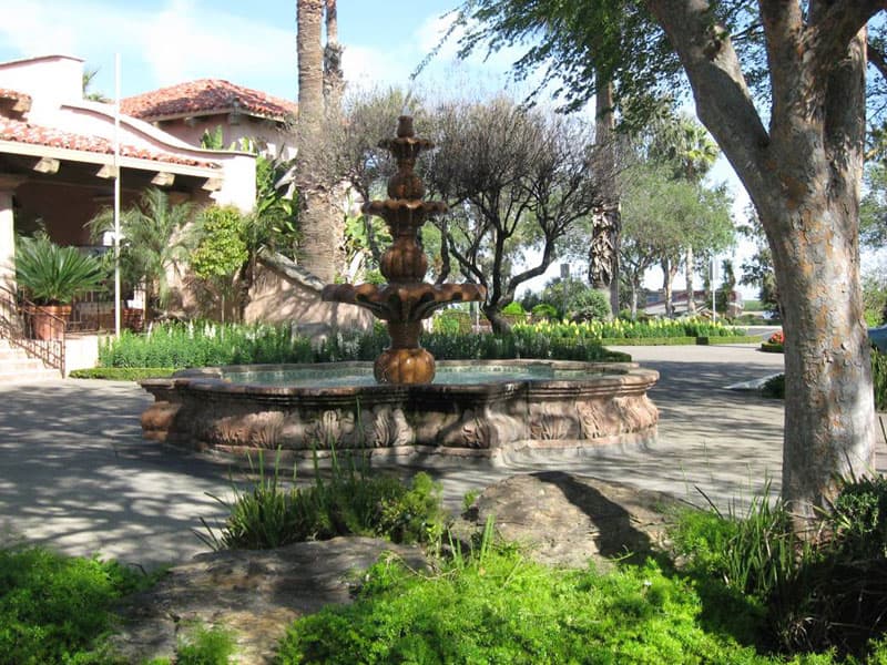 Harris-Ranch-Courtyard-California-central-valley-I-5-at-Coalinga-exit