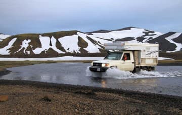 Iceland-F208-drive-through-water