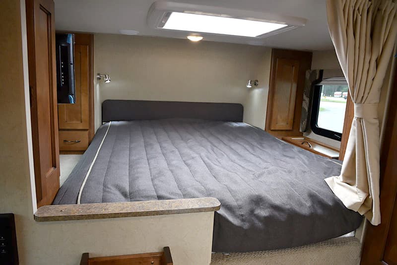 Lance-850-Cabover-Queen-Bed