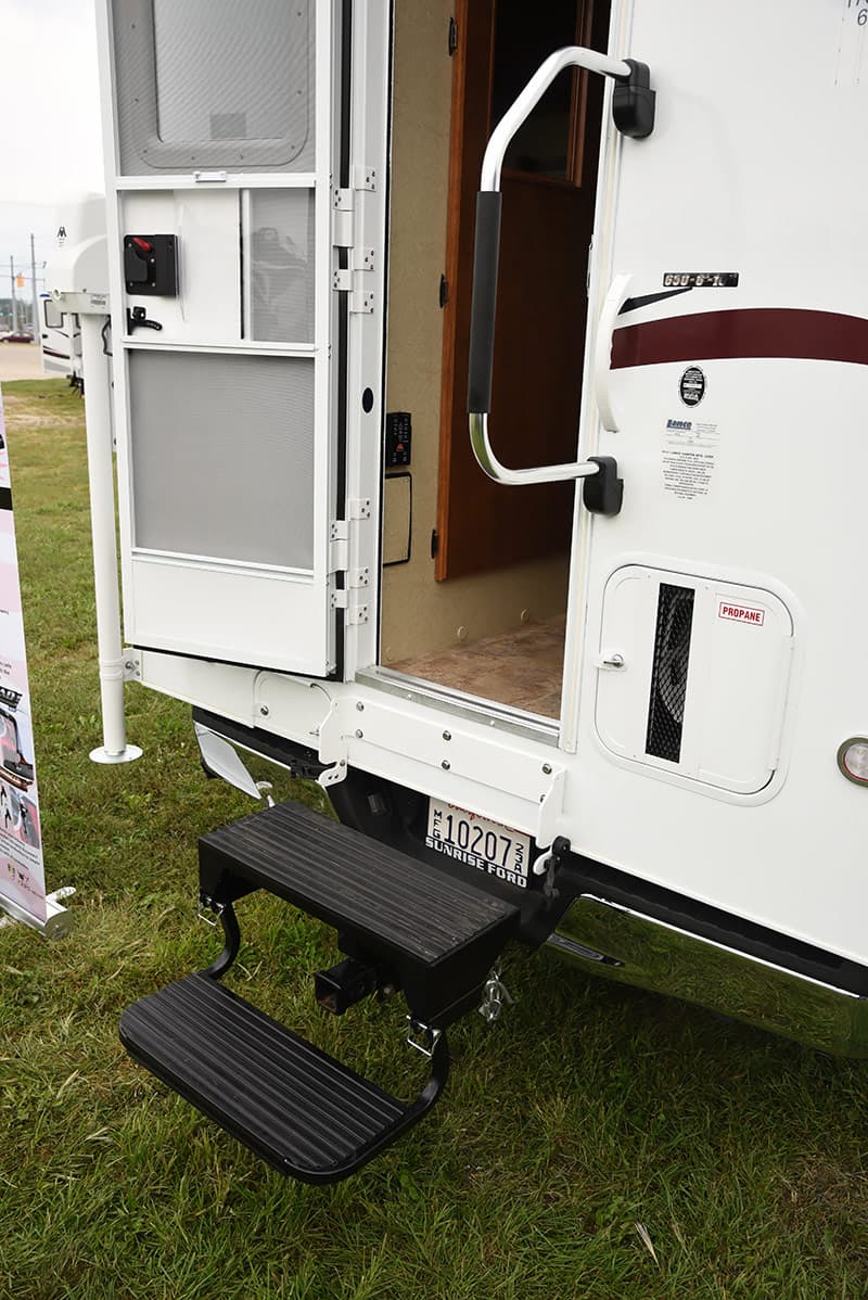Hitch use truck camper entry step