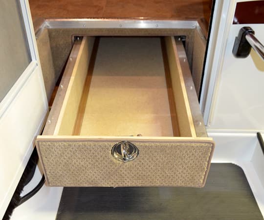 Lance-975-pull-out-tray