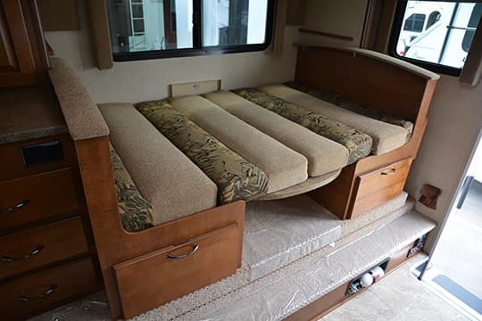 Lance1052-INT-BIG-DinetteBed