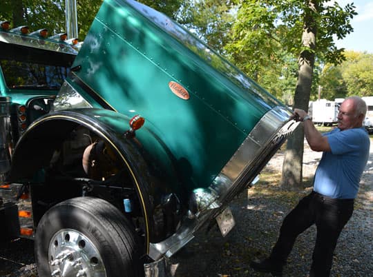 Peterbilt-camper-hood-lifting