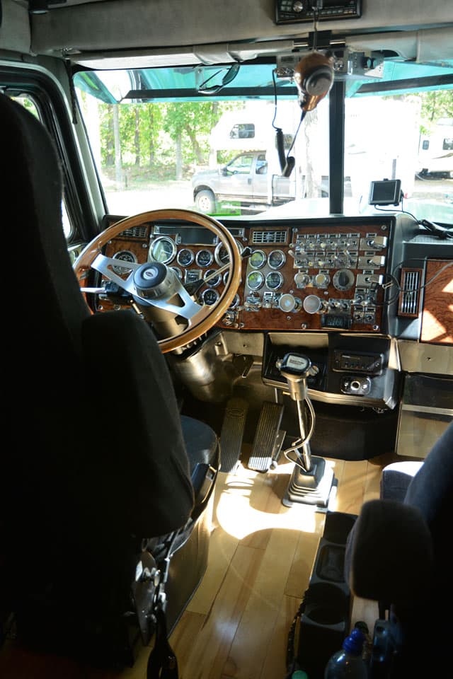 Peterbilt-camper-truck-inside-4