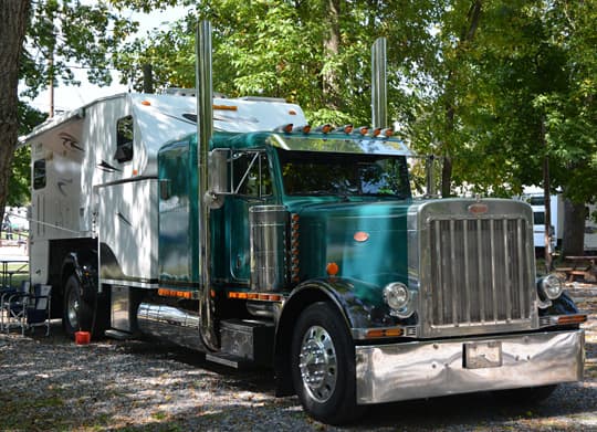 Peterbilt-truck-camper