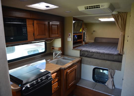 lance-camper-2015-lance-1052-interior