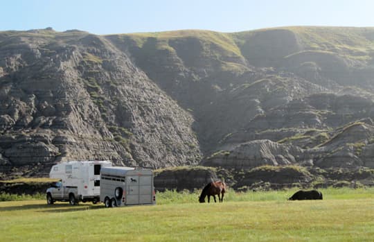 horse-camping-badlands-alberta