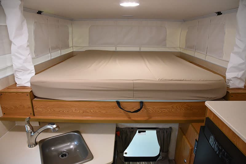 Northstar 650SC cabover bed