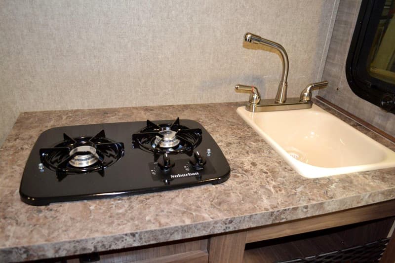 Stove, sink and countertops in the HS-650