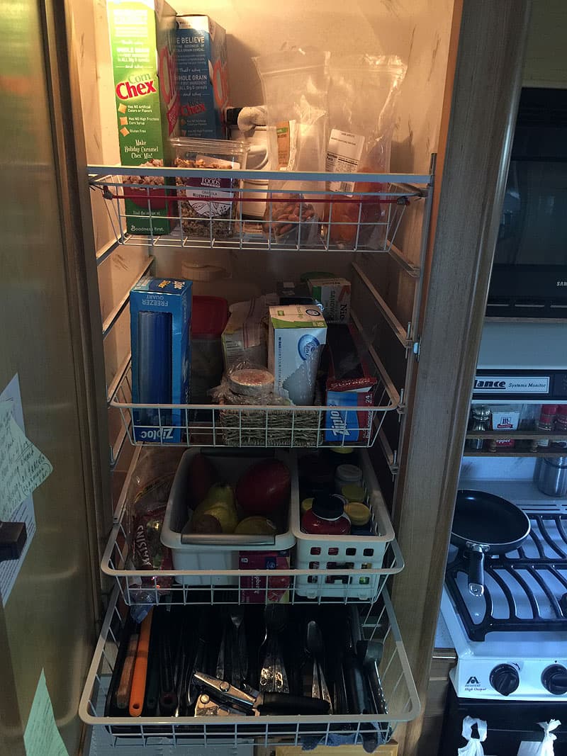 Pantry shelving in Lance 1130