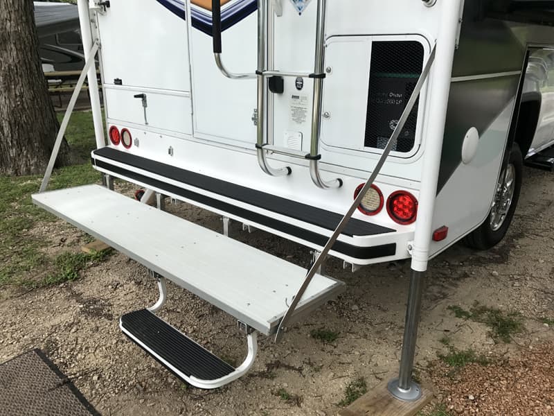 Rear deck step for Lance 855S