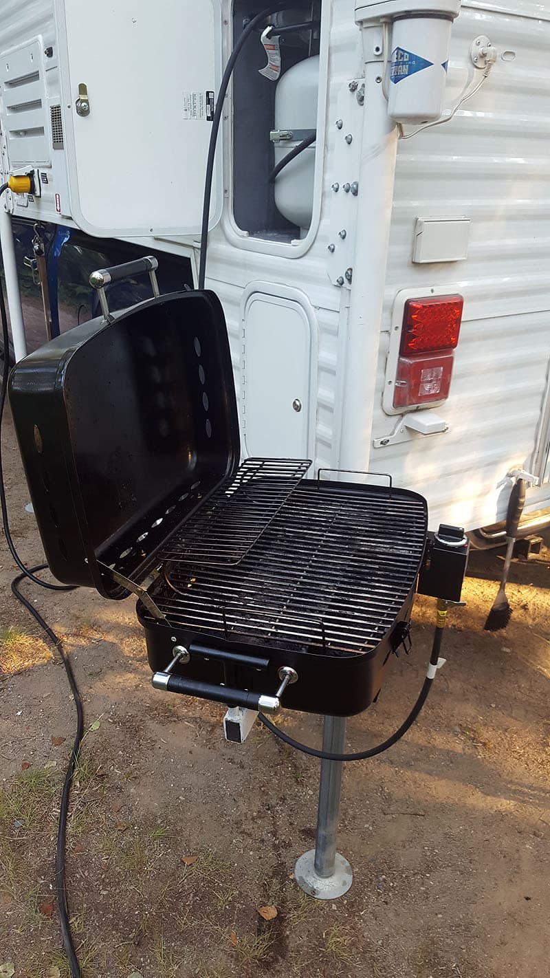 Barbecue connected to camper