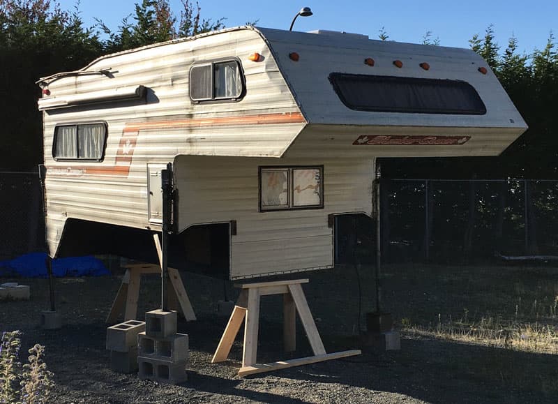 Slumber Queen Camper With Broken Hydraulic Jacks