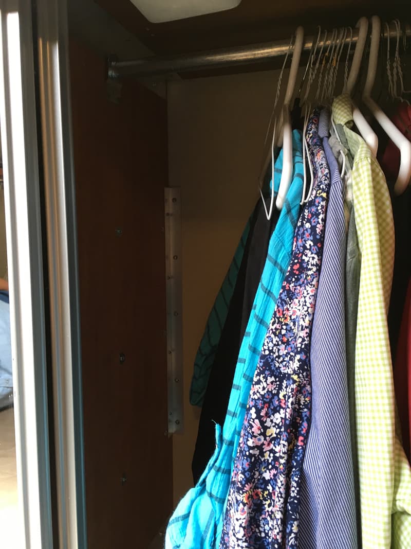 Wardrobe Closet can still hang clothes