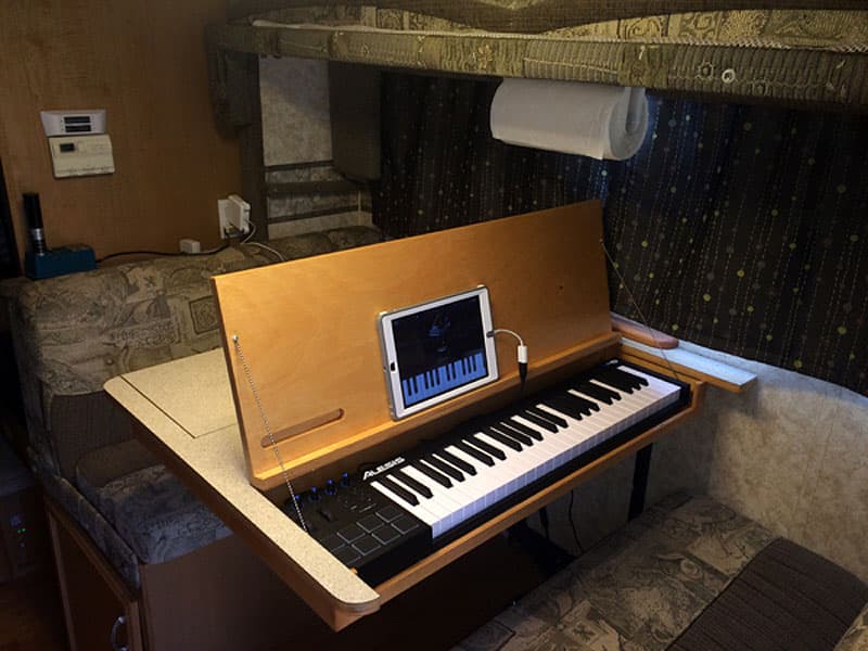 dinette-table-keyboard-inside