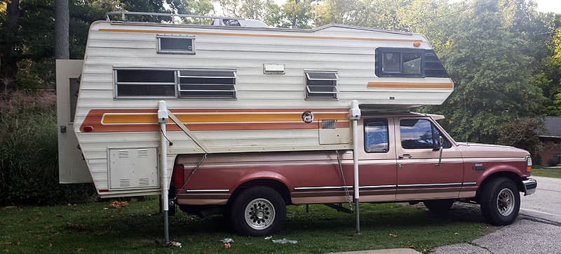 Coachman camper with electric jacks