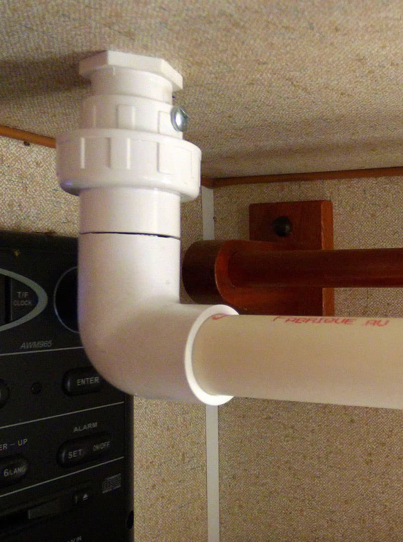 Paper towel holder connected under cabinet