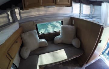 seating-arrangement-pop-up-camper