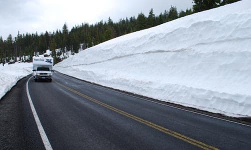 Crater Lake National Park, Camper with the snow