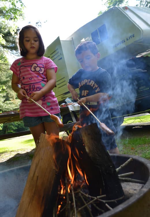 Kids-Camping_campfire