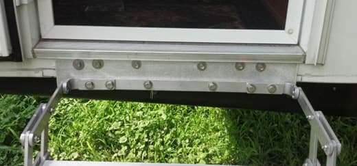 bracket-scissor-steps