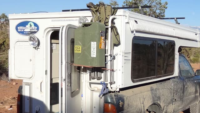 camper-gas-mount