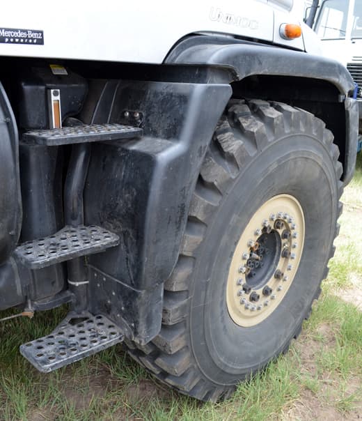 unimog-tire-and-steps