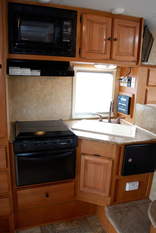 Palomino Maverick Max 2902 Kitchen